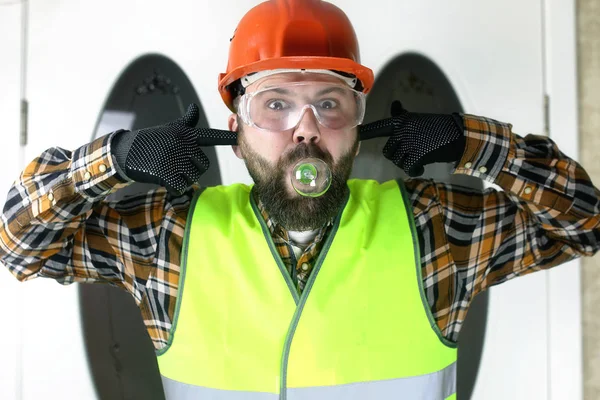De man in een helm die een gloeilamp vasthoudt — Stockfoto