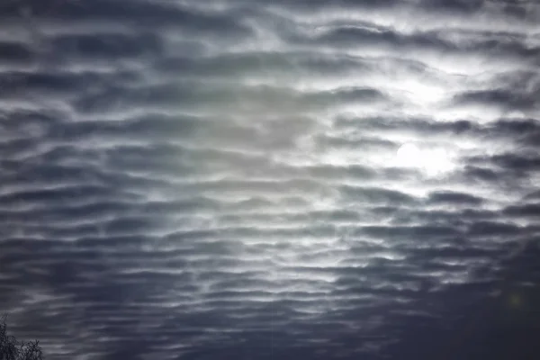 Getextureerde wolken in de nachtelijke hemel — Stockfoto