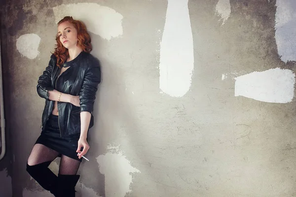 Chica adicta en una chaqueta de cuero con una dosis en una prostituta jeringa —  Fotos de Stock