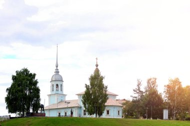 Katedral günbatımı ağaç üzerinde