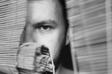 Ahşap jaluzi adam görünüyor