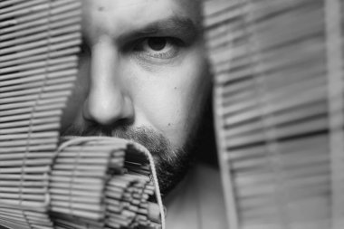 Ahşap jaluzi adam görünüyor