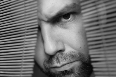 Ahşap jaluzi adam görünüyor