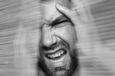 Ahşap jaluzi adam görünüyor