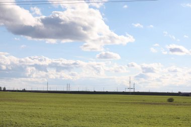 Yatay yaz mevsimindeyiz. Yeşil ağaç ve otların arasında kırsal arazi