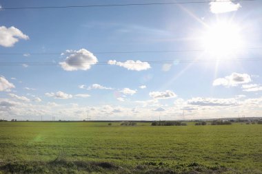 Yatay yaz mevsimindeyiz. Yeşil ağaç ve otların arasında kırsal arazi