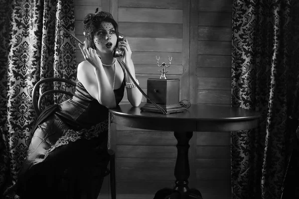 1930 年代の美しい少女を吸うモノクロ — ストック写真