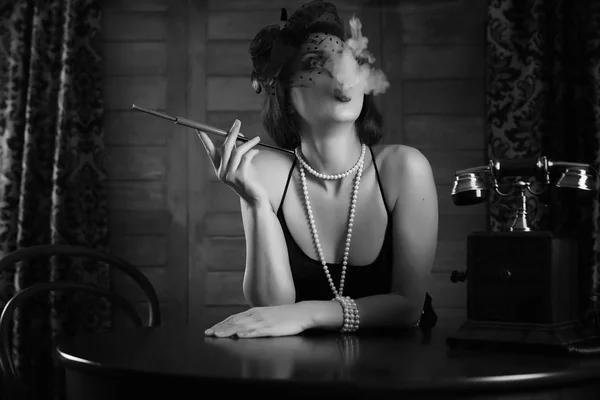 1930-as években a gyönyörű lány dohányzik fekete-fehér — Stock Fotó