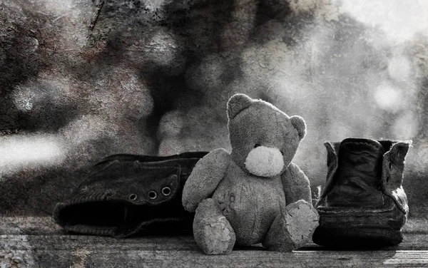 Alte zerkratzte Foto-Teddybär monochrom — Stockfoto