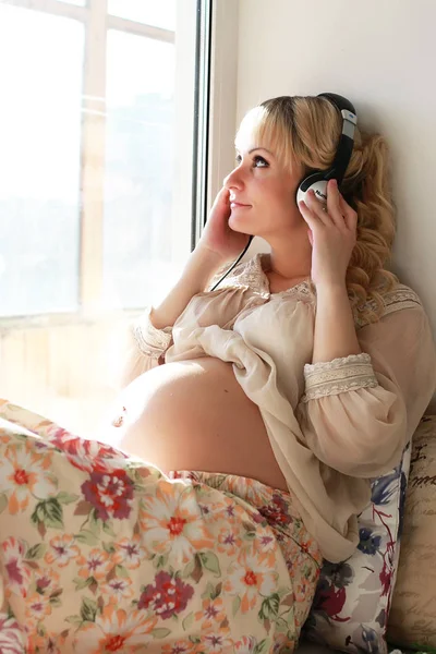 Gyönyörű lány terhes szőke — Stock Fotó