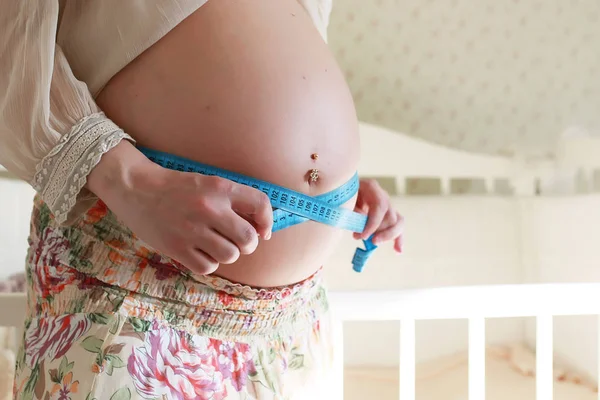 아름 다운 여자 임신 금발 — 스톡 사진