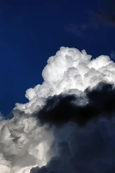 Awan badai di langit biru — Stok Foto