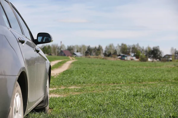 O carro está estacionado no campo. O carro está dirigindo ao longo do rur — Fotografia de Stock