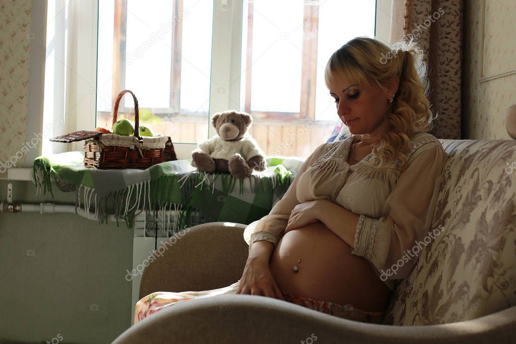 Беременная блондиночка сладко отодрана