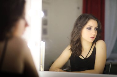 Güzel kız makyaj yapıyor.