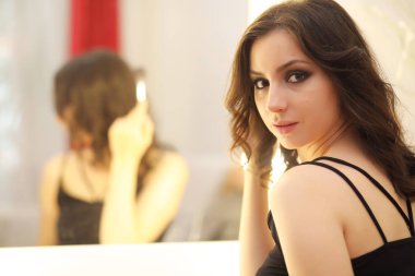 Güzel kız makyaj yapıyor.