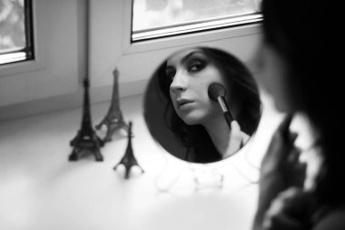 Kız makyaj siyah-beyaz yapmak