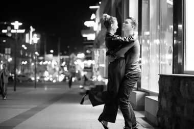 Bir çift bir gecede buluşuyor.