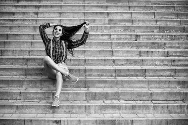 Kız bir palyaço makyaj siyah ve beyaz