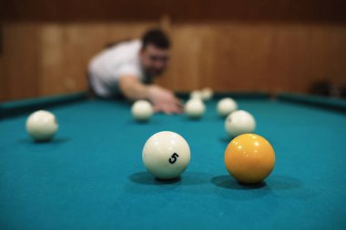 Adam bilardo oynuyor. 