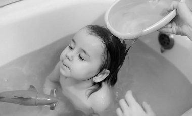 Küçük çocuklar bir banyo yap. Çocuklar banyoya yıka. Et suyu