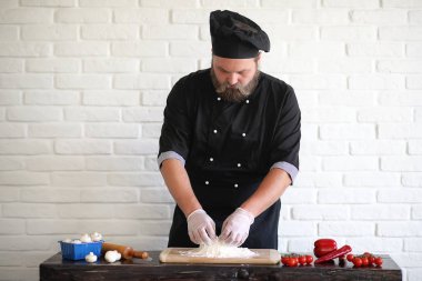 Sakallı şef aşçı yemek hazırlar