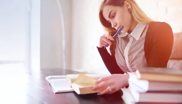 Junge hübsche blonde Mädchen Student — Stockfoto