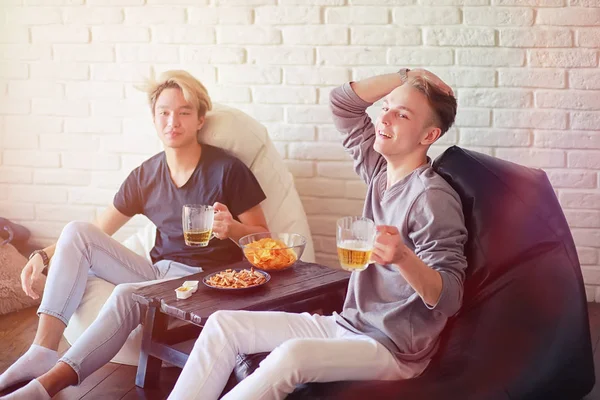 Viendo un partido de deportes con amigos en casa — Foto de Stock