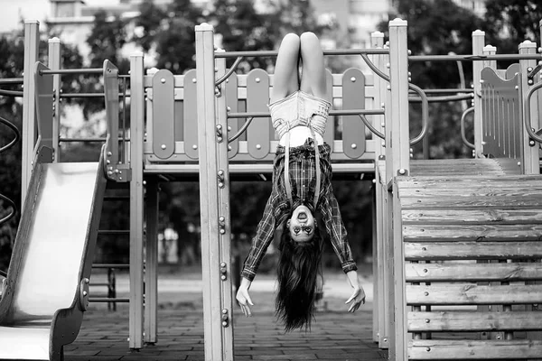 Kız bir palyaço makyaj siyah ve beyaz