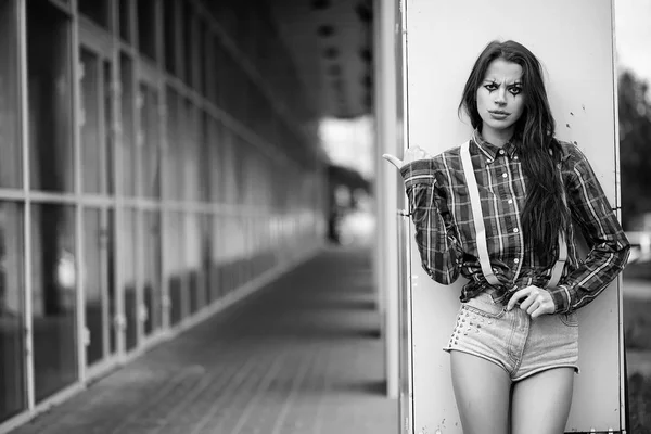 Ragazza in un trucco clown in bianco e nero — Foto Stock