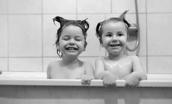 小孩子洗澡。孩子们在浴室里洗澡。液 — 图库照片