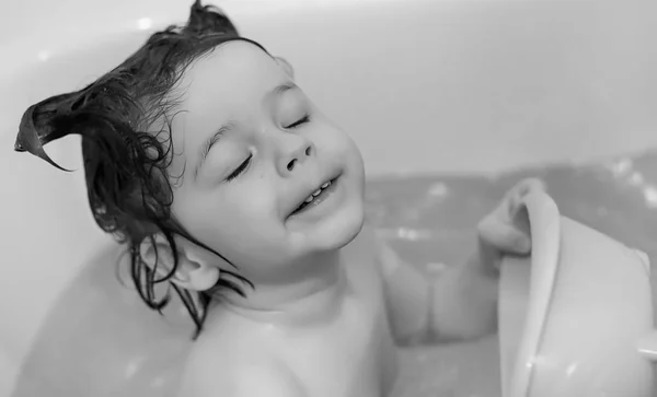 Les jeunes enfants prennent un bain. Les enfants se lavent dans la salle de bain. Bouillon — Photo