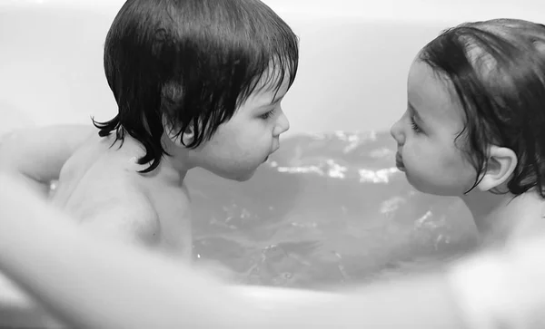 Les jeunes enfants prennent un bain. Les enfants se lavent dans la salle de bain. Bouillon — Photo