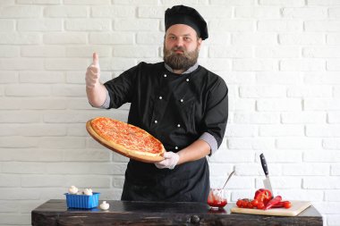 Sakallı şef aşçı yemek hazırlar