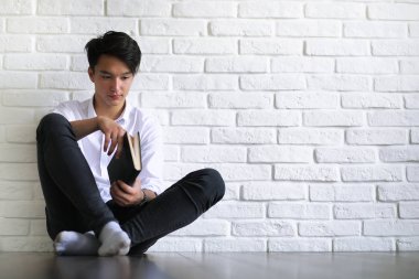 Asya genç adam öğrenci kitapları ile