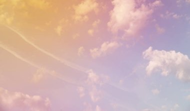 Beyaz bir gökyüzünde bulutlar