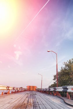 Nehir kıyısında ahşap köprüde. Ayağı olan ahşap yol. Pan