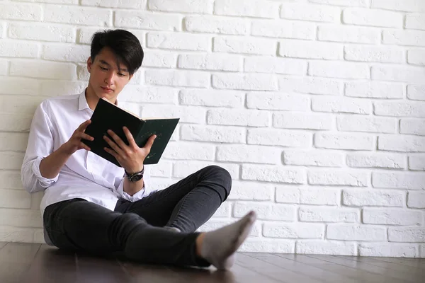 Asiatisk ung student med böcker — Stockfoto