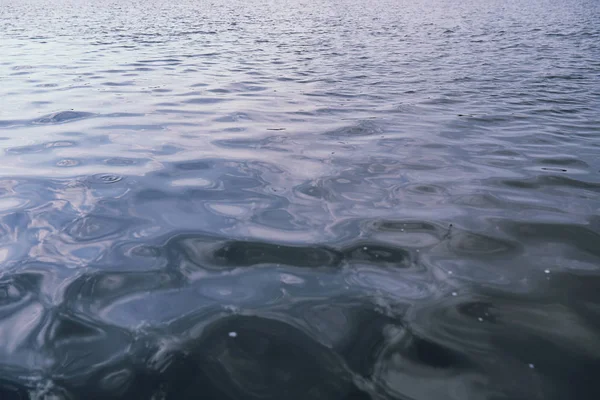 Lago del Paisaje. Textura de agua. El lago está al amanecer. La boca —  Fotos de Stock