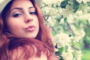 Elma ağacı çiçeğindeki kadın