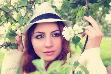 Elma ağacı çiçeğindeki kadın