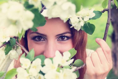 Ağaç dalındaki kız gözü