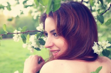 Elma ağacı çiçeğindeki kadın