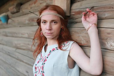 Bir sonbahar Parkta yürümek bir kız. Kızıl saçlı genç kız