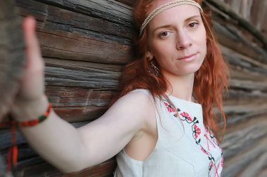 Bir sonbahar Parkta yürümek bir kız. Kızıl saçlı genç kız