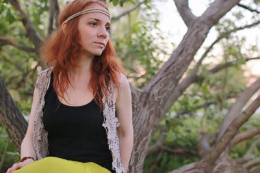 Bir sonbahar Parkta yürümek bir kız. Kızıl saçlı genç kız