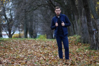 Genç adam bir sonbaharda sakal.