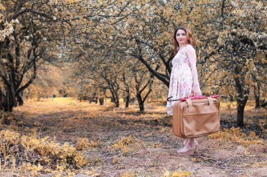 Deri çanta seyahat sonbahar parkta yürüyüş için kızla