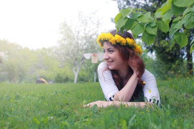 Sarı dandelions çayırda güneşli bir dinlenme kız