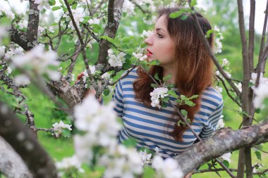 kadın ve çiçek ağaç elma
